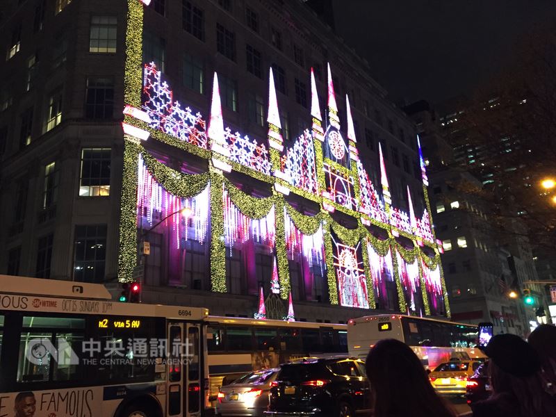 紐約曼哈頓第5大道是全球最有耶誕味的街道，薩克斯第5大道百貨公司外牆的燈舞極為搶眼。   圖 : 中央社