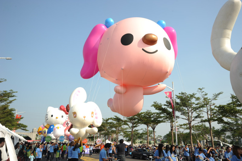 廣受大小朋友喜愛的「OPEN！大氣球遊行」又來了！不過為了配合活動進行將在夢時代周邊道路進行交通管制。   圖：高雄市政府提供