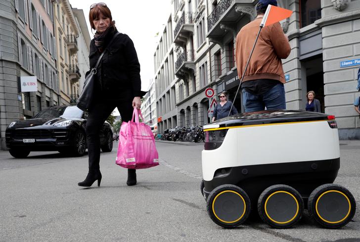 現實生活逐漸趕上科幻的世界，人與機器人未來如何共存，將會是一大議題。(圖為瑞士郵政送貨機器人，載重10公斤，最高時速6公里/小時)   圖：路透社/達志影像