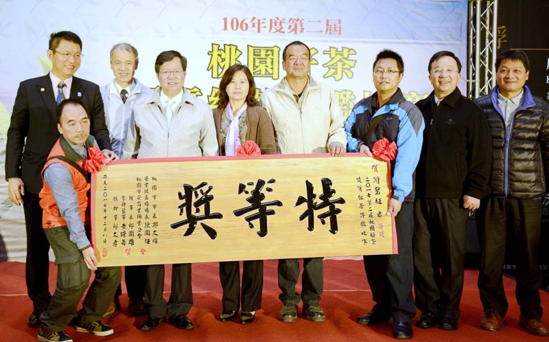 桃園市長鄭文燦今（8）日上午在文化局，出席「106年度第二屆桃園好茶優質紅茶評鑑比賽頒獎典禮」。   圖：桃園市政府／提供