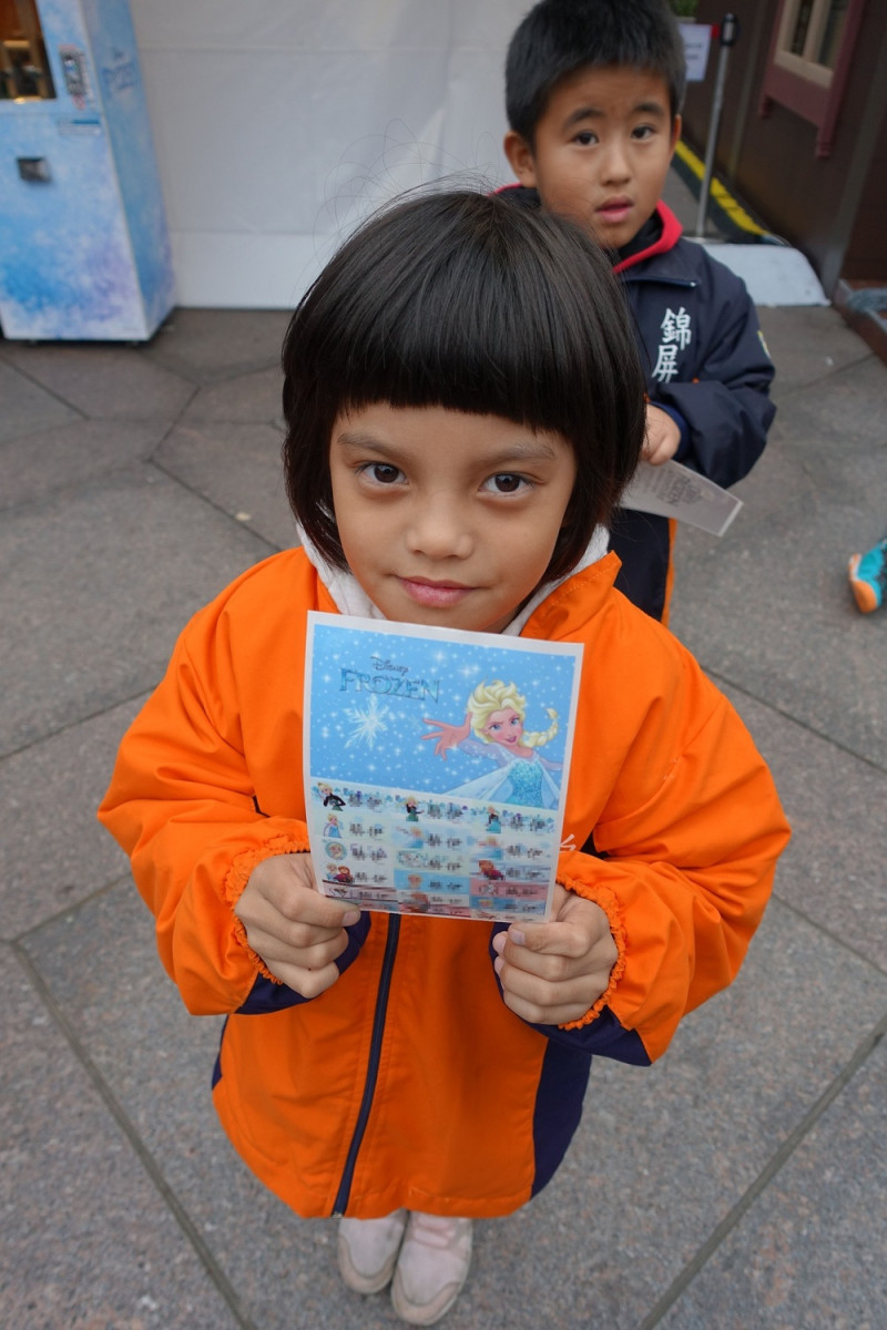 小朋友開心拿到冰雪奇緣專屬姓名貼紙。   圖 : 台北市觀傳局/提供