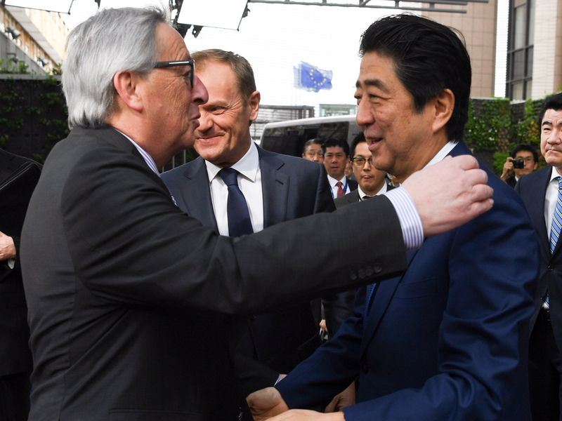 日本首相安倍晉三（前右）8日和歐洲聯盟執行委員會主席榮科（前左）確認日歐經濟夥伴協定達成協議。   圖 : 取自榮科推特twitter.com/JunckerEU