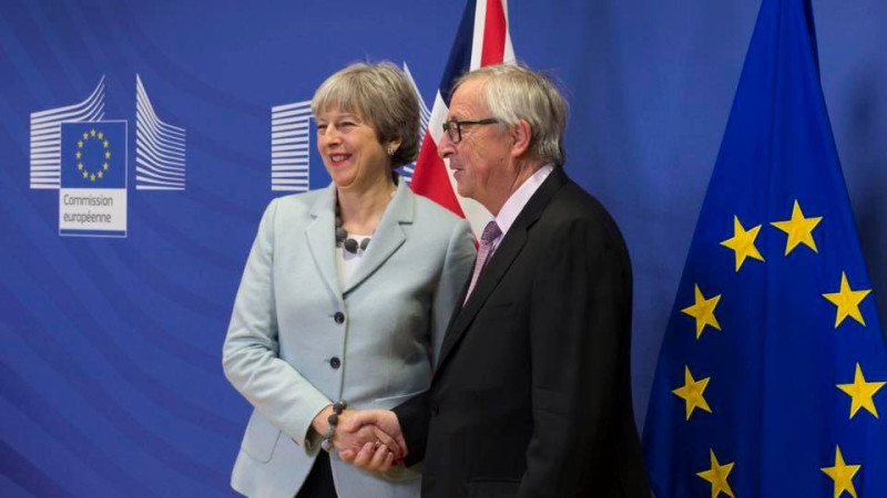 英國首相梅伊（左）今（8）日與歐盟達成脫歐分手條件歷史性協議，立即面臨國內脫歐強硬派的反彈。   圖：翻攝Theresa May臉書