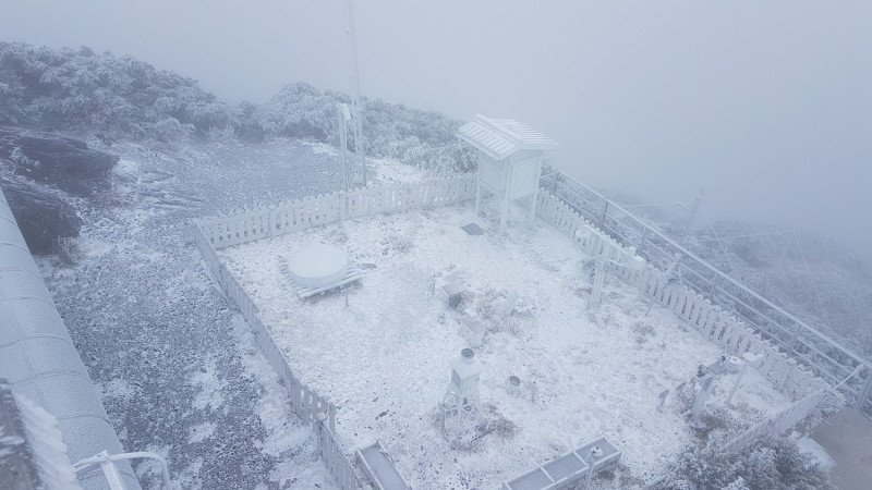 中央氣象局玉山觀測站已成一片白色世界。   圖：中央氣象局提供