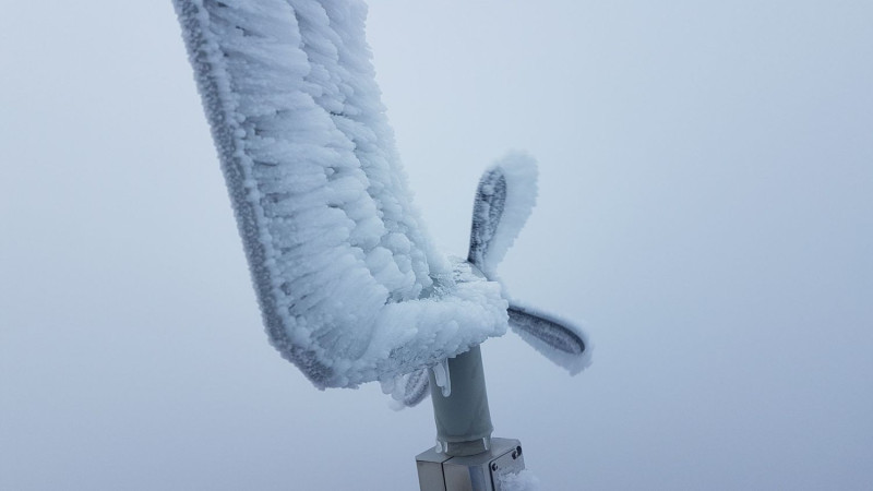 觀測器材被白雪覆蓋。   圖：中央氣象局提供
