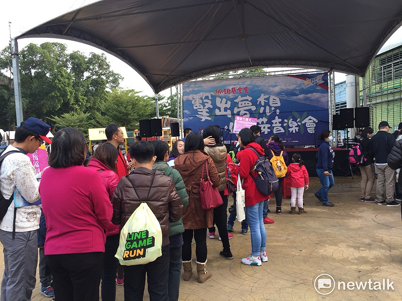 網銀基金會表示，這次榮幸受到中華棒球娛樂推廣協會的肯定，獲邀為該場活動之公益受贈單位，參與2017經典明星公益棒球賽，藉由「捐發票看棒球」的公益理念，邀請社會大眾共同響應，讓手中的發票發揮無限愛能量！&nbsp;&nbsp;&nbsp;圖：網銀基金會／提供