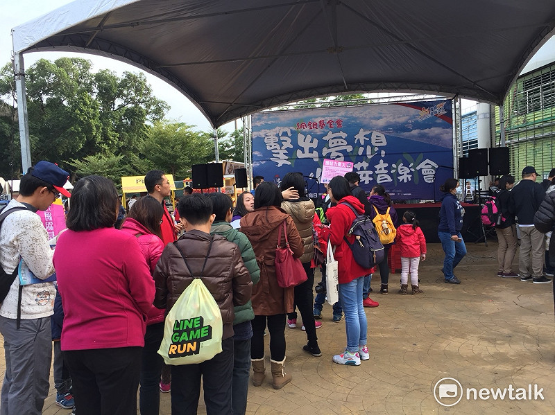 球迷們引頸期盼的明星公益棒球賽在今(9)日下午4點半於台中體大棒球場展開，為球賽打頭陣的「擊出夢想 小綠芽音樂會」也成功炒熱球迷們的情緒!&nbsp;&nbsp;&nbsp;圖：網銀基金會／提供