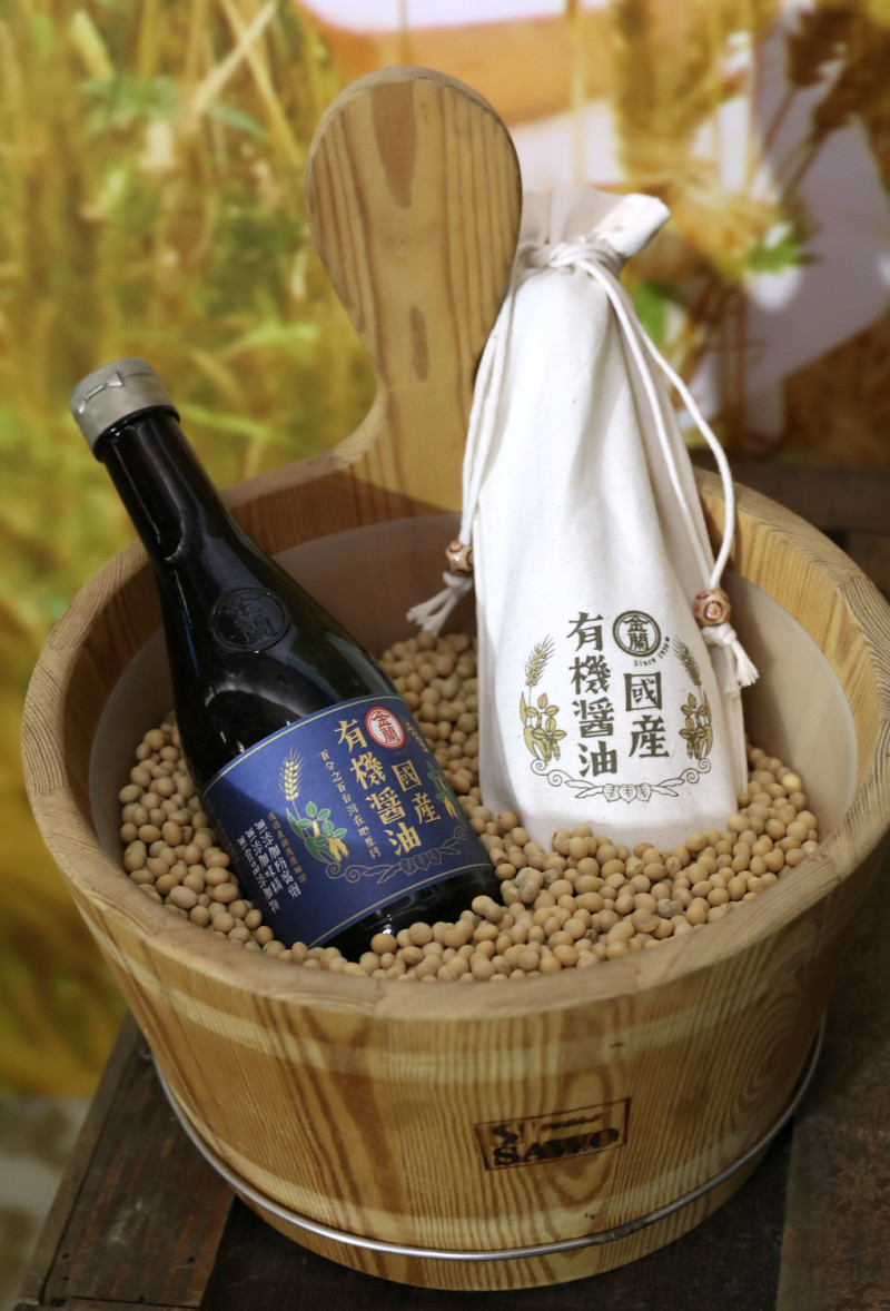 全台首支有機產銷履歷的醬油，也是第一瓶百分之百採用台灣在地有機原料釀製的國產有機黃豆醬油。   圖：金蘭食品提供