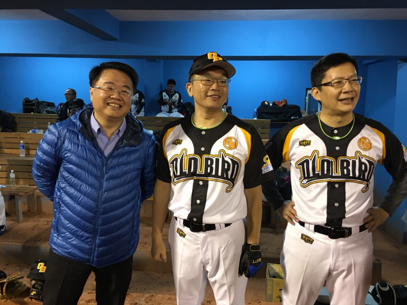 立法院副院長蔡其昌(中)、立委張廖萬堅(右)、吳秉叡(左)等人帶頭推廣公益棒球賽事。   