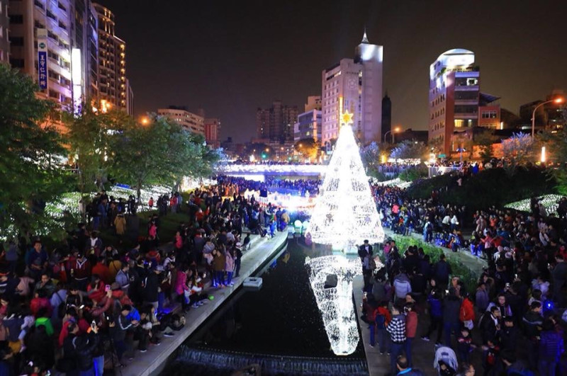 台中銀河水中9米高的耶誕樹 點亮柳川閃耀舊城區   圖：台中市府提供