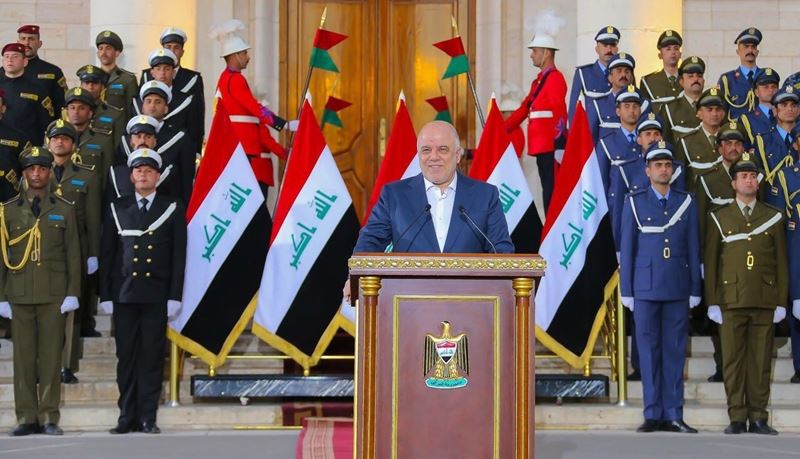 伊拉克總理阿巴迪（前）9日宣布，在與敘利亞接壤邊境展開的掃蕩IS作戰已完成，伊拉克全境已從IS的支配中解放。    圖：翻攝阿巴迪推特