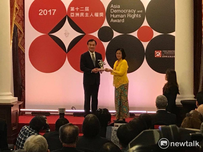 台灣民主基金會董事長、立法院長蘇嘉全（左）頒發「2017亞洲民主人權獎」給馬來西亞「乾淨與公平選舉聯盟2.0」主席瑪莉亞‧陳（Maria Chin Abdullah）（右）。   圖：周煊惠 / 攝