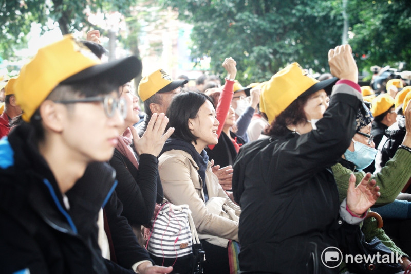 上千名民眾聚集在汐止車站前廣場「國昌用心 鄉親相挺」挺昌活動。   圖：張良一 / 攝