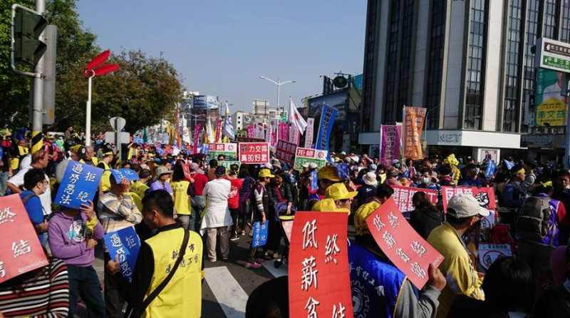 高雄市產業總工會今(10)日號召全台北、中、南上百工會串聯發起「萬名勞工抗議勞基法修惡大遊行」。   圖：取自毛振飛臉書