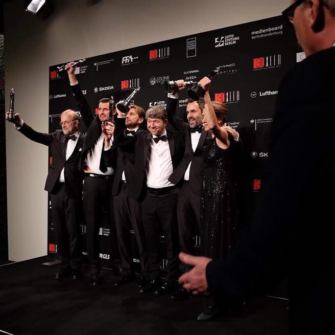 圖1、導演魯本奧斯倫的新作《抓狂美術館》在歐洲電影獎奪下6獎。劇組一起站上後台媒體區舞台享受難得榮耀。   圖：東昊電影公司/提供