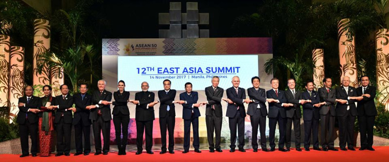 印度總理莫迪（左七）積極採取「向東行動」政策，全力拉攏東南亞國家，圖為今年11月在菲律賓馬尼拉召開的東協會議團體照。   圖：翻攝莫迪臉書