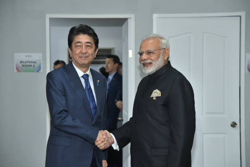 日本與印度攜手強化與東南亞國家關係，抗衡中國的「一帶一路」倡議，圖為印度總理莫迪（右）與日本首相安倍晉三，參加今年11月的東協高峰會。   圖：翻攝莫迪臉書
