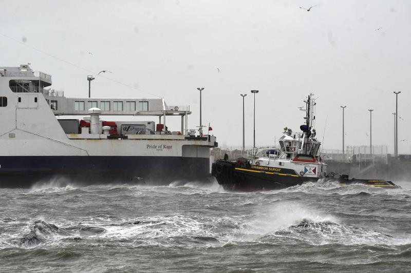 暴風雪入侵歐洲北部，法國加萊港1艘渡輪擱淺，當局在狂風大浪中緊急救援，300多名乘客都平安。   圖：翻攝《加萊之聲》La Voix Calais‏推特