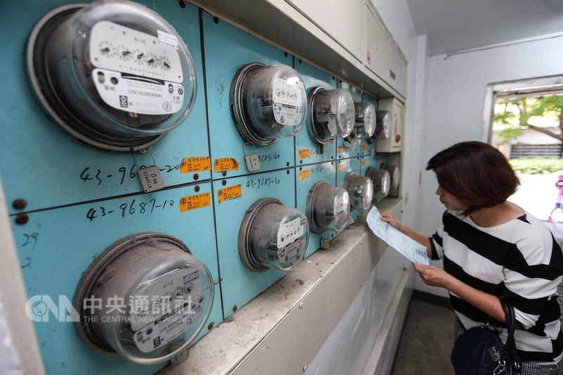 經濟部長沈榮津11日表示，明年10月以前電價不會調漲。（檔案照片）   圖 : 中央社