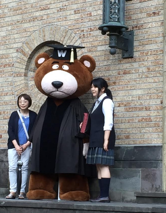 早大也是日本私立大學報考人數最多的名校，不時都有許多高中生等來參觀，也是中國留學生第一志願校。   圖：劉黎兒/攝影