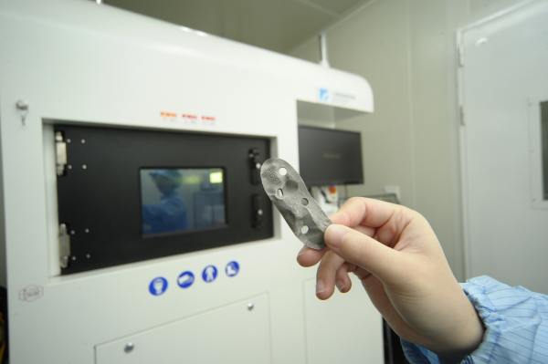 工研院在南科高雄園區打造「3D列印醫材智慧製造示範場域」，可協助廠商設計及開發脊椎固定器、關節植體、牙材、骨釘等人工醫材試量產。   圖：工研院／提供