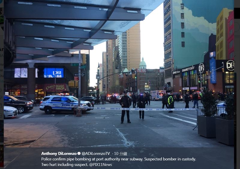 美國紐約曼哈頓航港局巴士總站驚傳發生爆炸，警方趕赴現場，部分地鐵路線已疏散人員。   圖：翻攝PIX11新聞電視台記者Anthony DiLorenzo推特