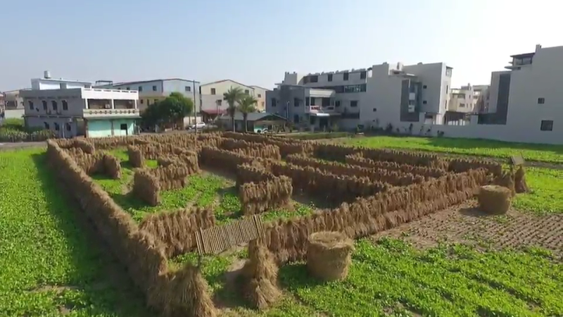 收成後留下來的稻草，最近很流行打造成大型稻草迷宮，推展農閒後的觀光旅遊。   圖：嘉義縣政府/提供