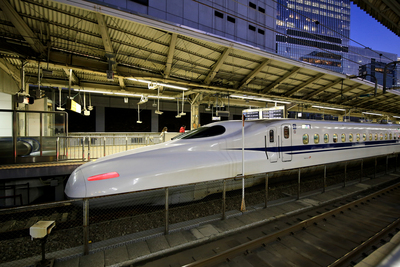 日本新幹線「N700系」列車11日傳出異臭，停車檢查發現車台龜裂且有漏油，車上千名乘客換乘其他列車，未釀事故。圖為停靠在東京車站的同型列車。   圖：中央社
