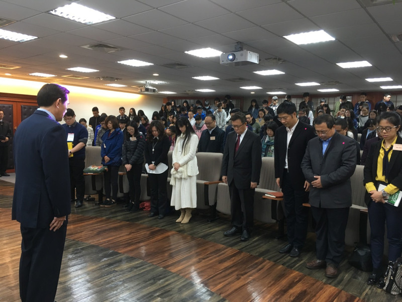 前總統馬英九昨（12）天在東吳大學開講前，先帶領學生為南京大屠殺80週年所造成的戰爭悲劇默哀。   圖：馬英九辦公室/提供