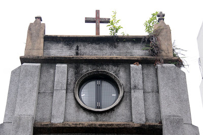 延平基督教會，女兒牆上的十字架與牛眼窗。   圖 : 延平教會／提供