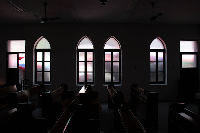 延平基督教會裡，並排拱形窗。   圖 : 延平教會／提供