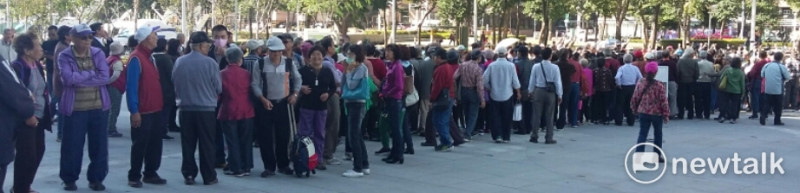 陳水扁受到扁迷熱烈歡迎，20多公尺走了10多分鐘。   圖：金名/攝影