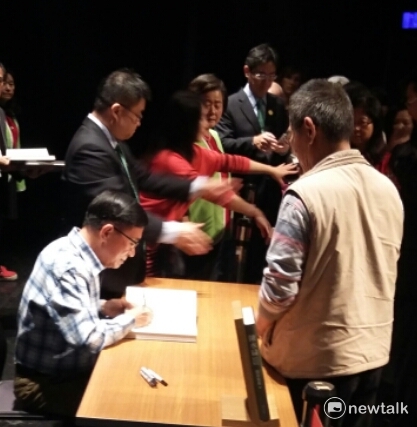陳水扁為扁迷簽書。   圖：金名/攝影