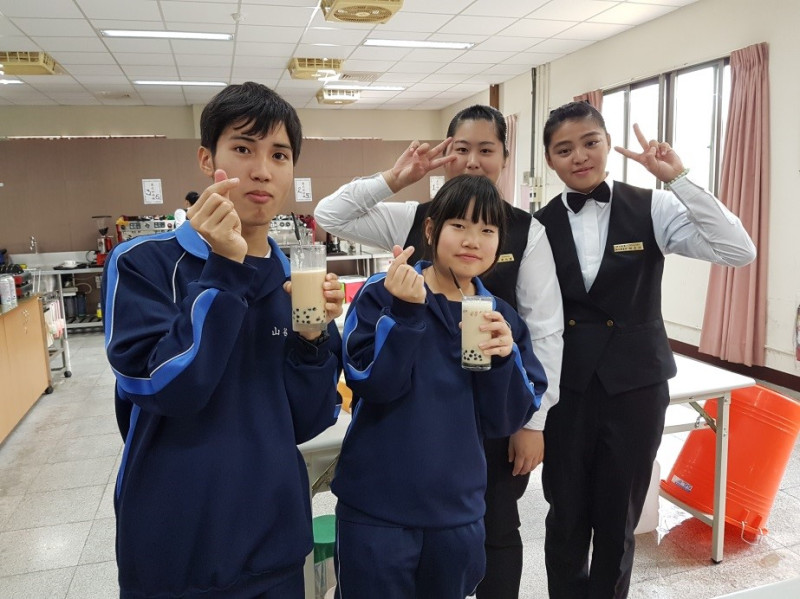 日本學生體驗製作珍珠奶茶。   圖 : 興大附農/提供