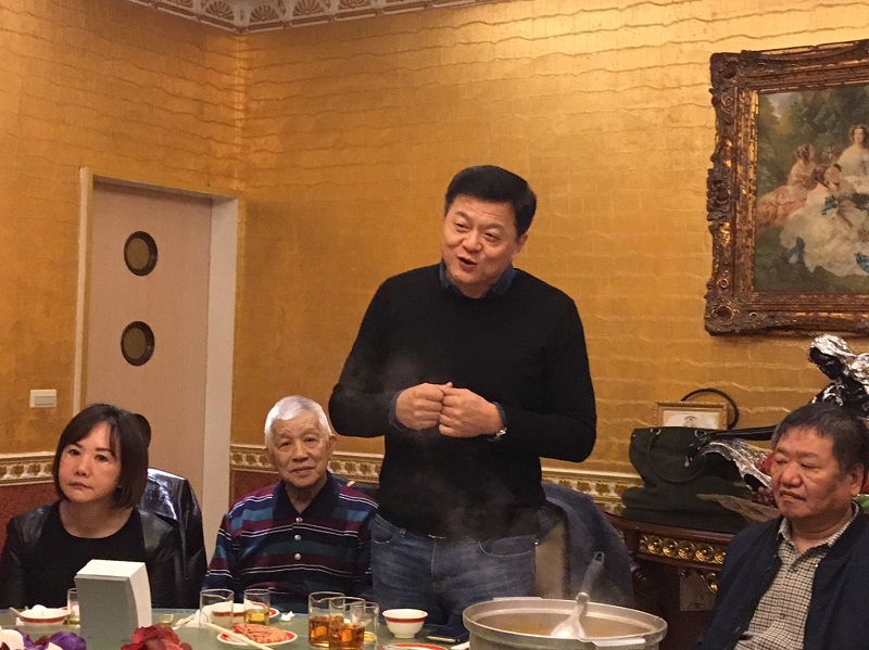 周錫瑋出席前縣議員餐會，笑談這幾年生活及欲重返政壇的抱負。   圖：讀者提供