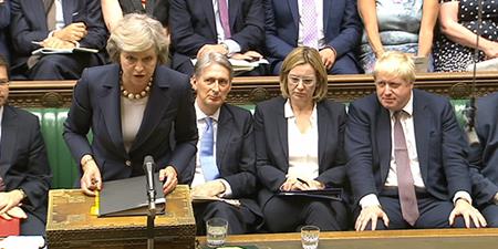 英國首相梅伊（左）13日在國會試圖說服議員，阻止脫歐談判修正案通過，但結果不如人意。   圖：翻攝英國國會官網