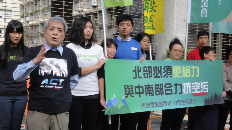 台中反空污遊行召集人葉光芃醫師特地來到現場，呼籲政府盡速解決「一個天空、兩個台灣」的現象，讓中南部居民也能生活在乾淨的天空之下。   圖：綠色公民行動聯盟/提供
