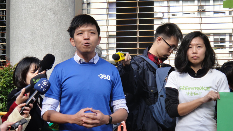 國際 350.org張良伊訴求台灣政府應於2025年前移除所有低效率之化石燃料補貼，並公布移除之項目與金額，承諾將部分移除之補貼。   圖：綠色公民行動聯盟/提供