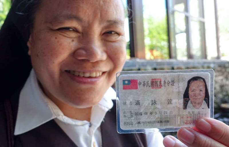 今年八月一日滿修女拿到台灣身分證。   圖/ 張大魯攝