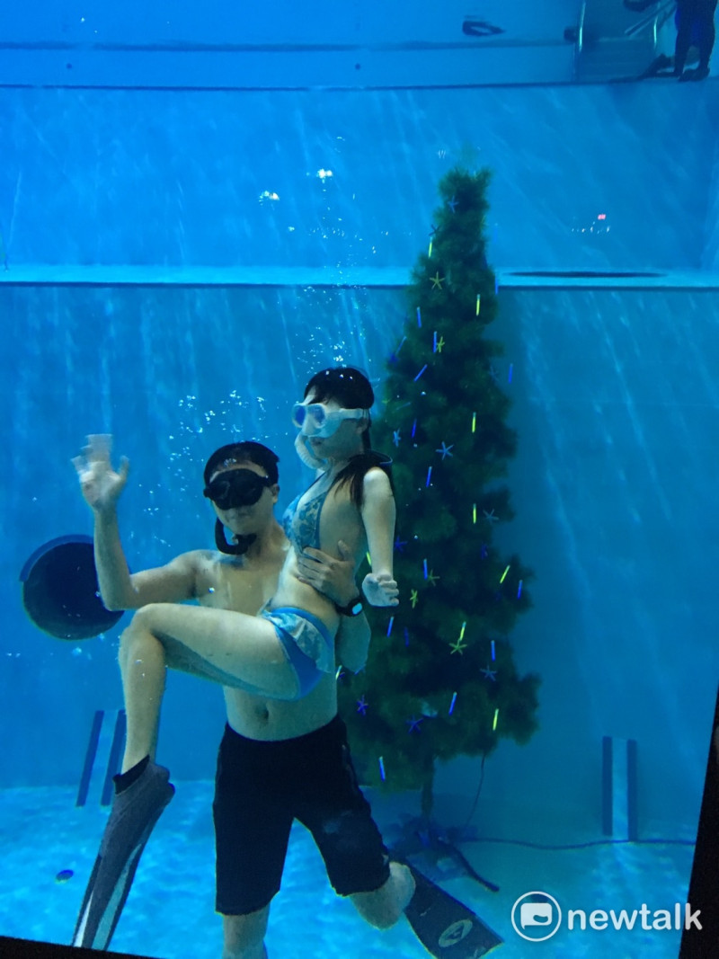 台中市的潛水旅館潛立方旅店是國際連瑣品牌的飯店，鎖定潛水客群，為了讓無水不歡的潛水愛好者，也能個水中耶誕節和跨年盛會，潛立方特地在10米深的泳池中，裝置一顆4.5米高的巨大耶誕樹。   圖:王鵬宇/攝