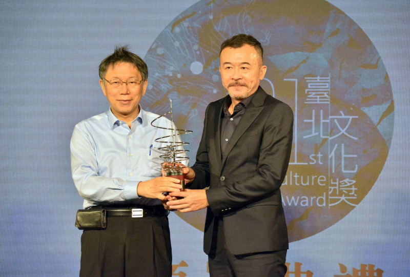 台北市長柯文哲（左）頒獎給得獎者資深音樂人黃連煜（右）。   圖：台北市文化局 / 提供