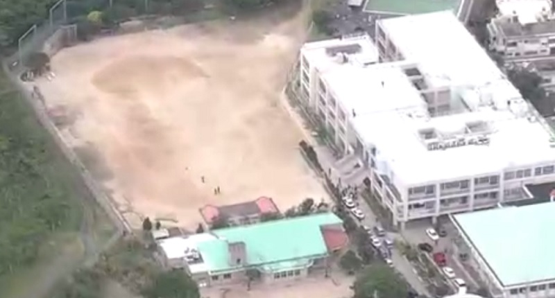 美軍直升機重達7.7公斤的窗體在沖繩縣小學操場墜落，由於學童被捲入，讓沖繩縣民怒火升溫。圖為宜野灣市小學操場。   圖：翻攝NHK