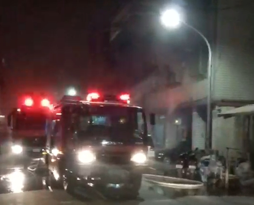 高雄小港區民宅14日晚間傳出火警，消防隊緊急到場撲滅火勢。   圖：高雄市消防局/提供