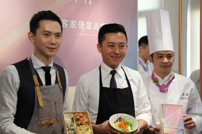客家便當主廚陳麒文（左）帶著林智堅（中）與鄭朝方（右），一同示範由新竹市在地生產的好香米製作「客家懷石拌飯」。   圖：民進黨／提供
