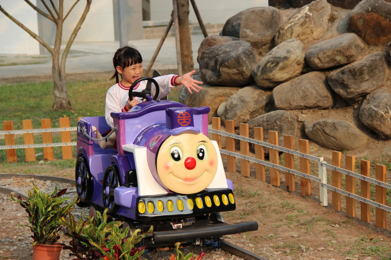 小朋友開心的坐小火車。   圖 : 屏東縣政府/提供