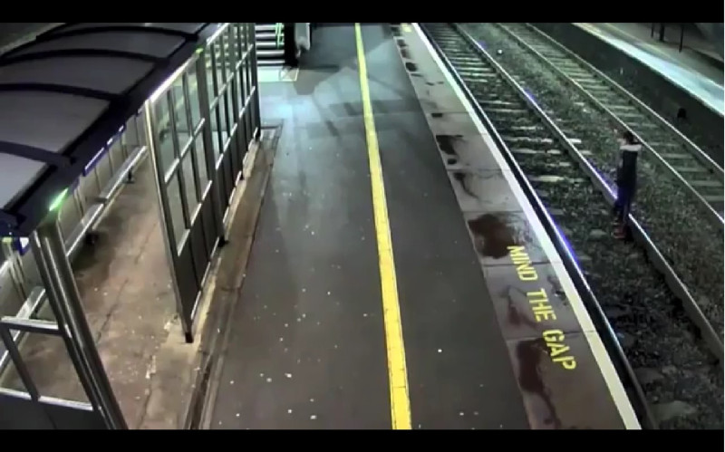 英國國營鐵路公司在臉書公布一則影片，都為車站月台上的監視錄影器畫面，警告民眾「不要讓飲酒顛覆你的人生」，影片中是3名不同酒醉民眾，爬下、或不小心跌落月台，並死裡逃生的畫面。
   圖:擷取自Network Rail臉書影片(https://www.facebook.com/networkrail/videos/1336974979728386/)