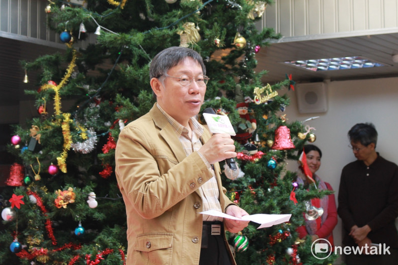 台北市長柯文哲表示，希望大學生入住後可以陪長者打麻將、教長者使用網購。   圖：周煊惠 / 攝