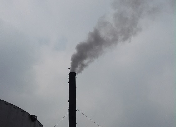 竹山鎮紙業公司排放黑煙造成空氣污染、疏浚工程污染環境，環保署立即依法告發裁罰。   圖：環保署提供