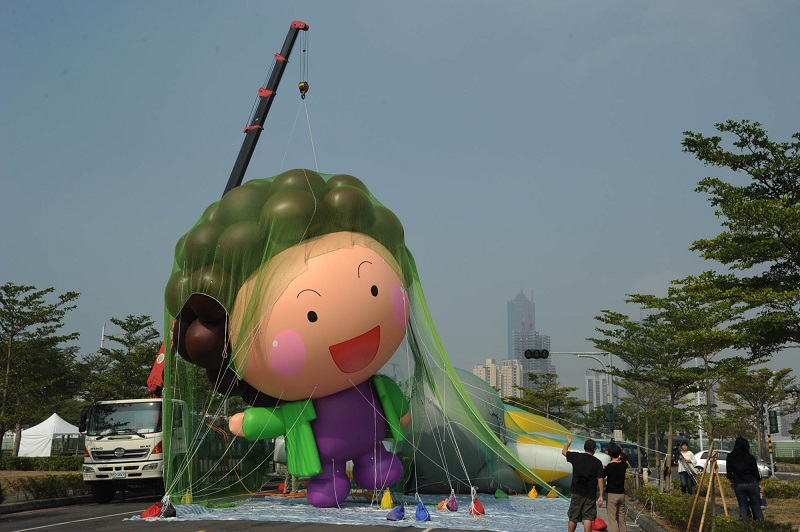 Open!大氣球遊行特別打造7公尺高的Q版花媽大氣球。    圖：高雄市政府提供