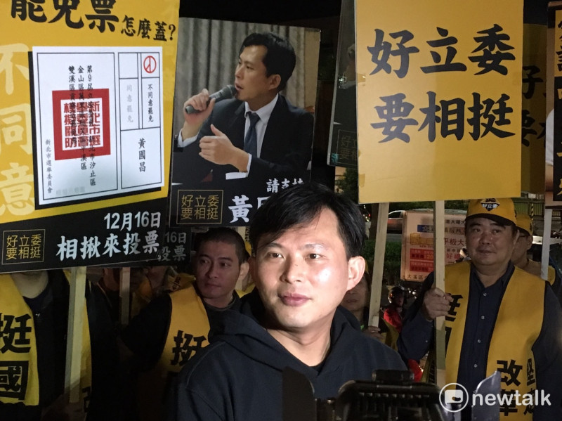 黃國昌向選民喊話，「用堅定的腳步，和緩的語氣，堅定的微笑，明天一起出來投票。」   圖：黃韋銓/攝